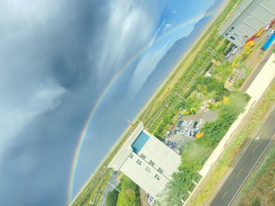 城市上空彩虹航拍景象