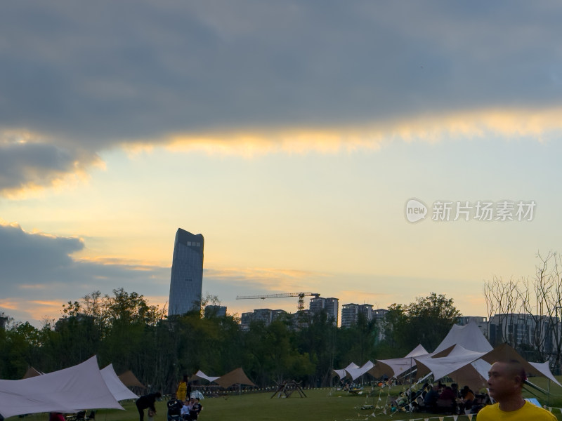 日落时草地里的帐篷风景