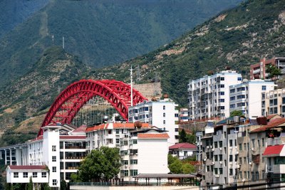 夏日晴空下的长江三峡，西陵峡口，秭归城镇