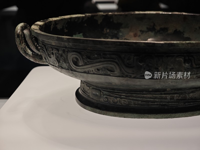 古代青铜器皿特写