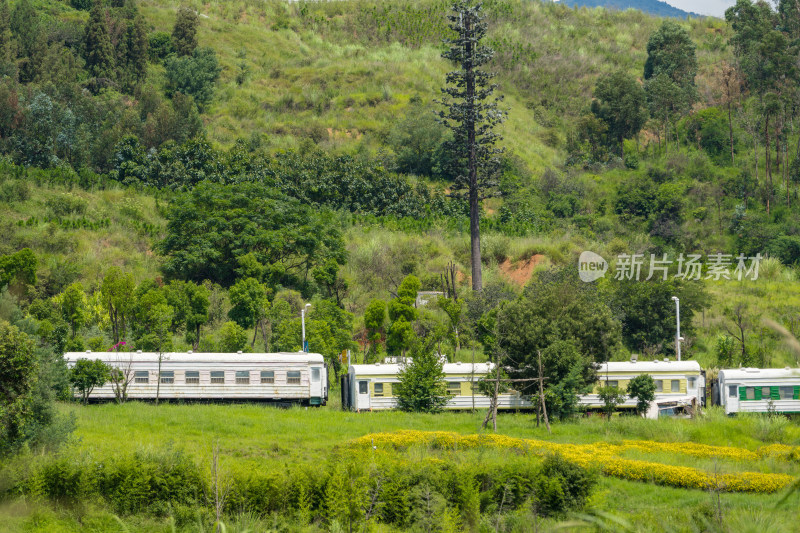 山野间的铁路风景线