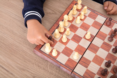 早教小孩子的国际象棋课棋盘特写拍摄