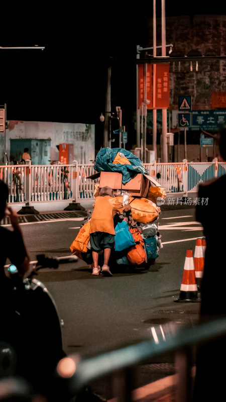 高清实拍在街道上的拾荒老人