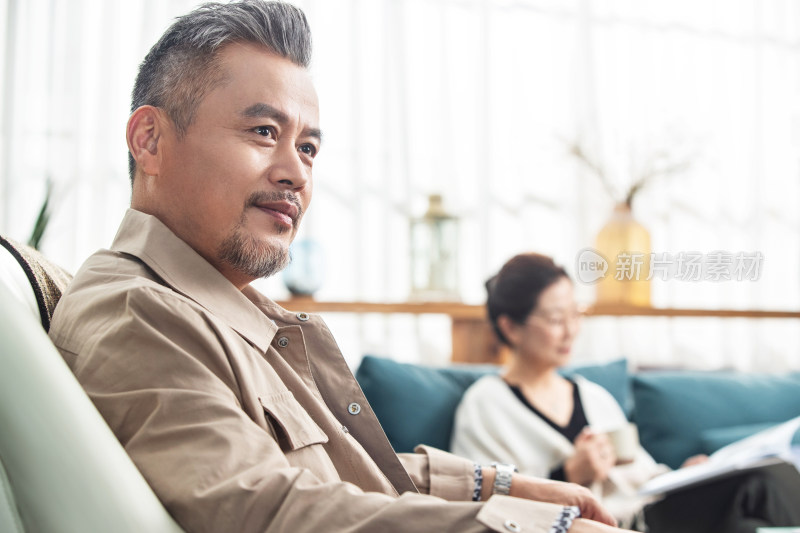 居室里中年男士坐在沙发上