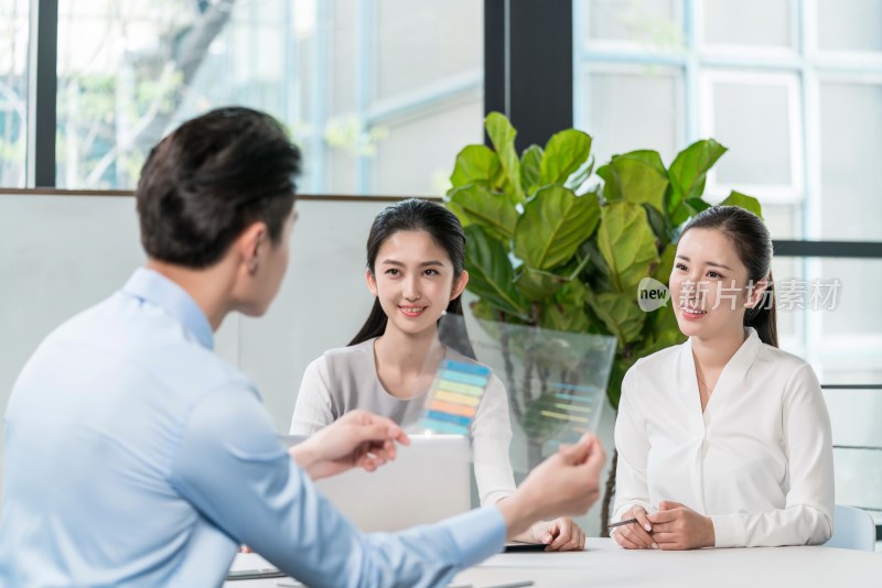 商务人士在会议室开会