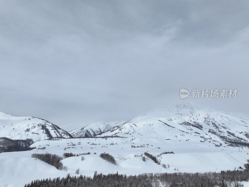 中国新疆阿勒泰禾木冬季雪景白雪覆盖的禾木