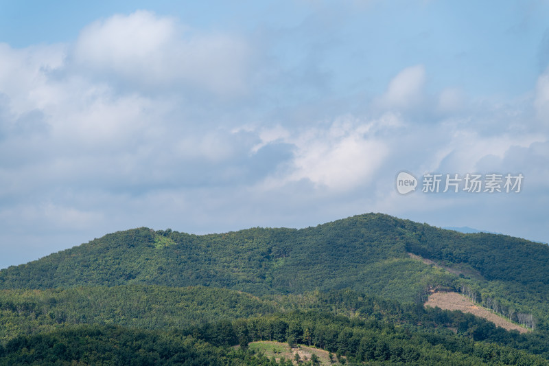 蓝天白云下的山峦景色