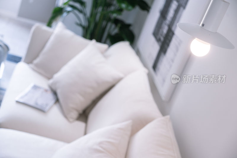 室内白色沙发及台灯家居场景