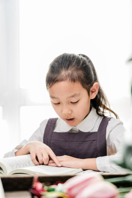 午后在阳光下读书的中国女孩