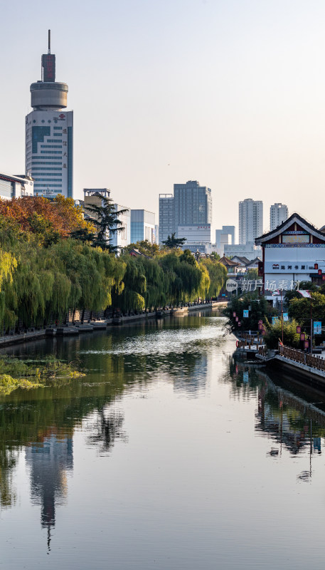 济宁宣阜巷老运河河畔古建城市风光倒影