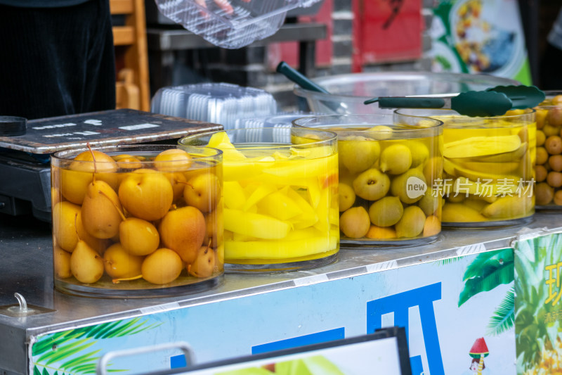 热门景区路边店铺摆放着腌制好的水果酸嘢