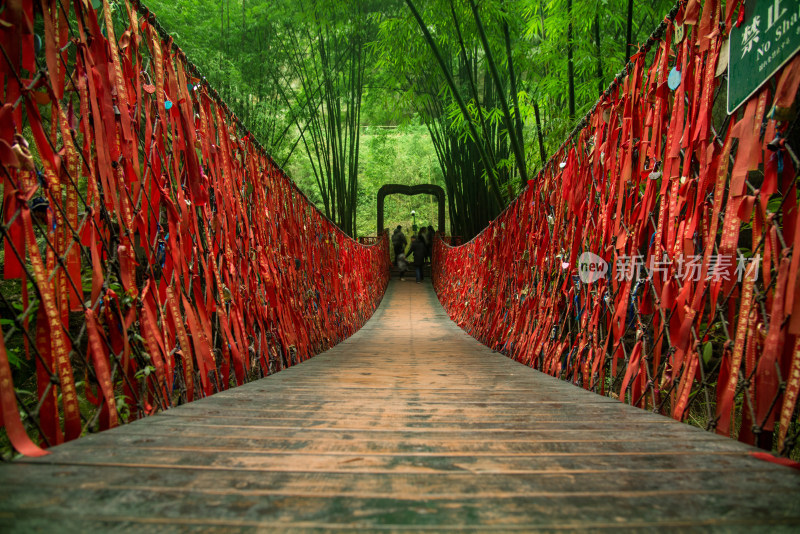 绑满红丝带的竹林吊桥唯美风景