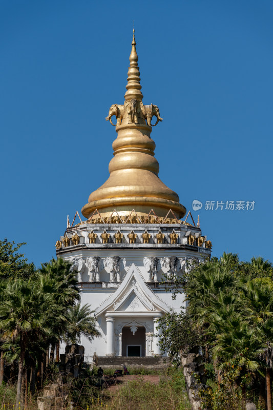 废弃的佛教建筑和佛像