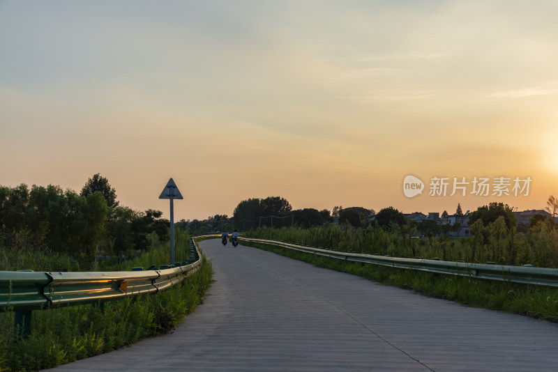 夕阳下的乡村道路