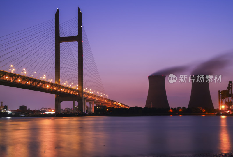 黄昏时分大桥与冷却塔景观