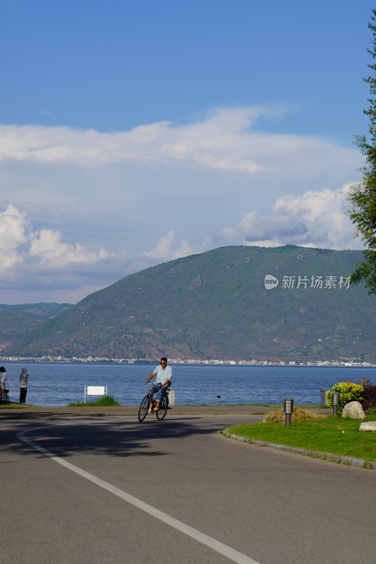 男子湖边公路骑行