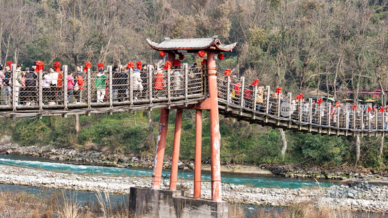 四川都江堰景区里排队过安澜桥的游客