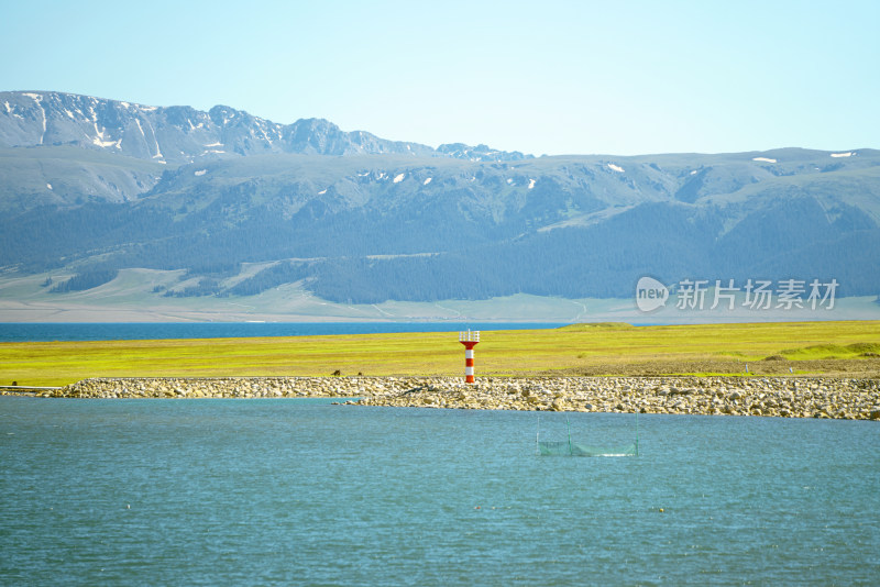 中国新疆赛里木湖的灯塔