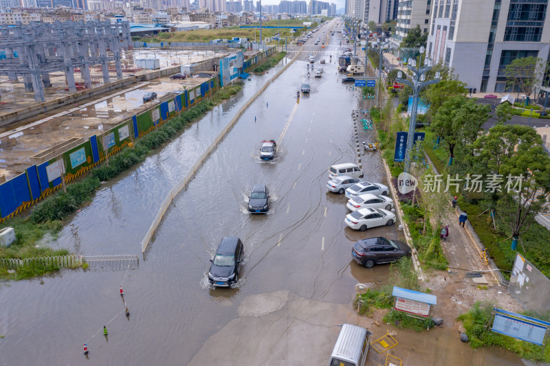 雨后积水的城市道路