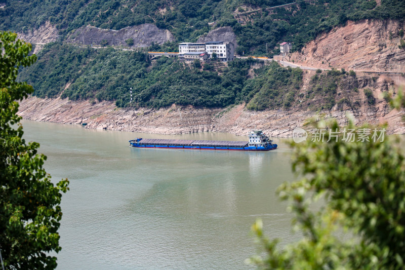 长江三峡上行驶的船舶，西陵峡，兵书宝剑峡