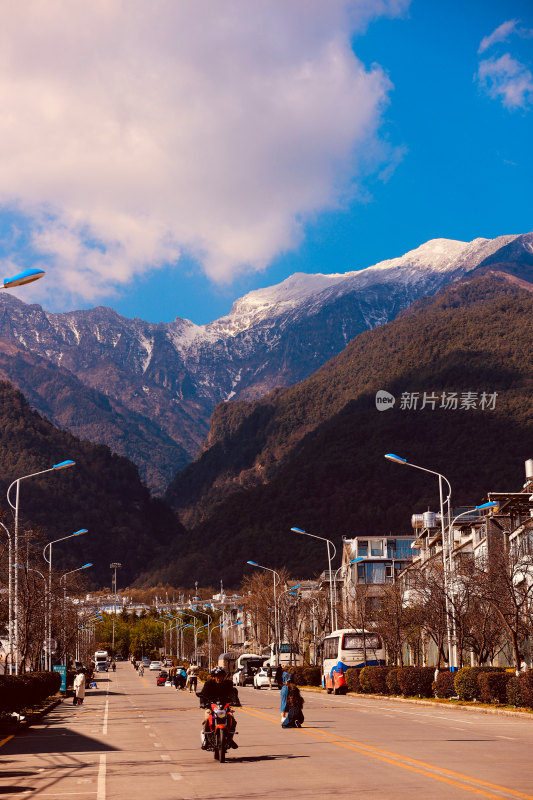 大理苍山雪山下的城镇街道风景