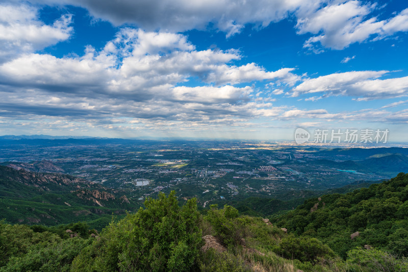 从北京海淀区阳台山俯瞰城市全景