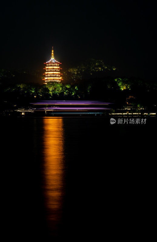 杭州西湖柳浪闻莺雷峰塔夜景倒影