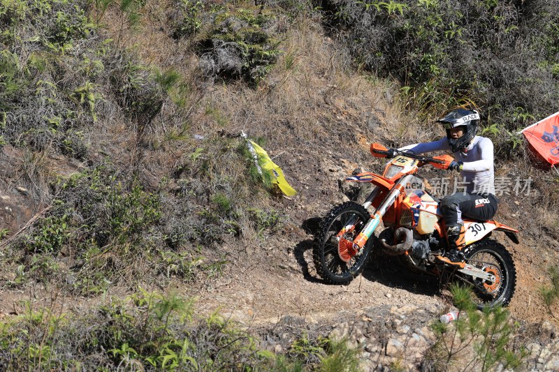 山地摩托车越野赛选手骑行山路