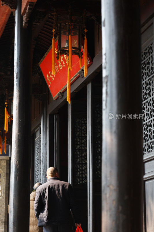 中式古建筑门口行人进入场景