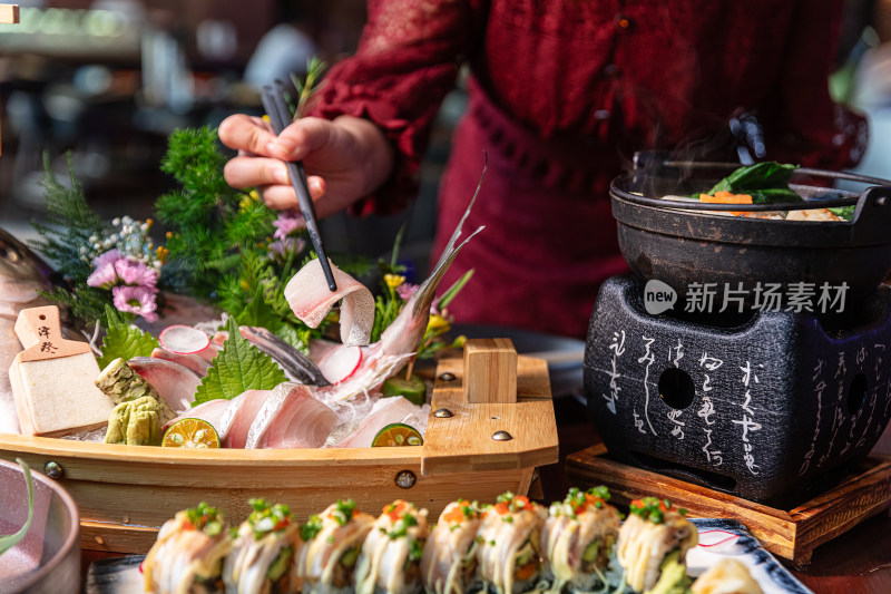 餐桌夹刺身的用餐画面