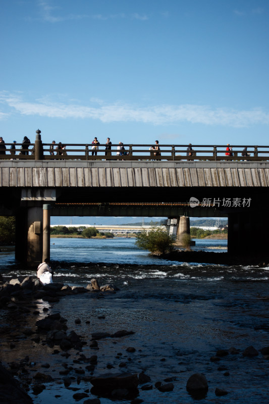 桥上 河边 城市 小桥流水 河流