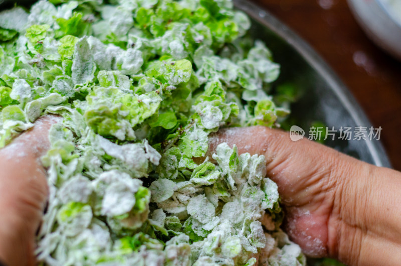 盆装裹粉绿色榆钱食材特写