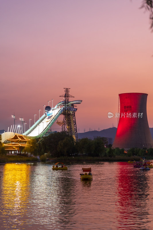 北京首钢园区黄昏湖景