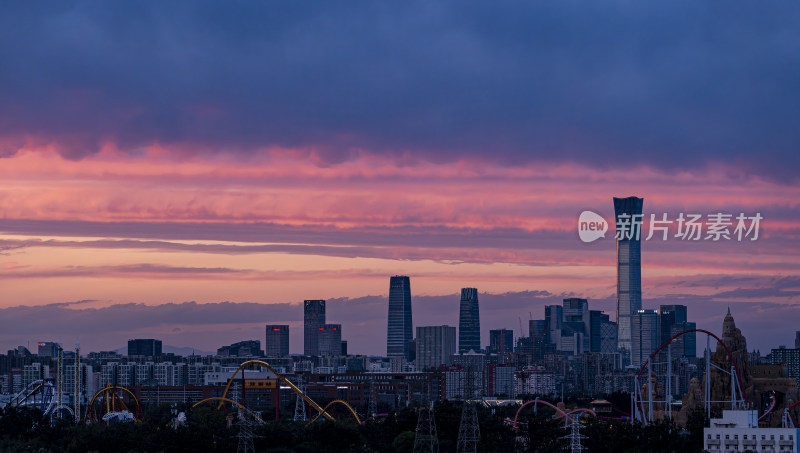 霞光下的城市高楼景观