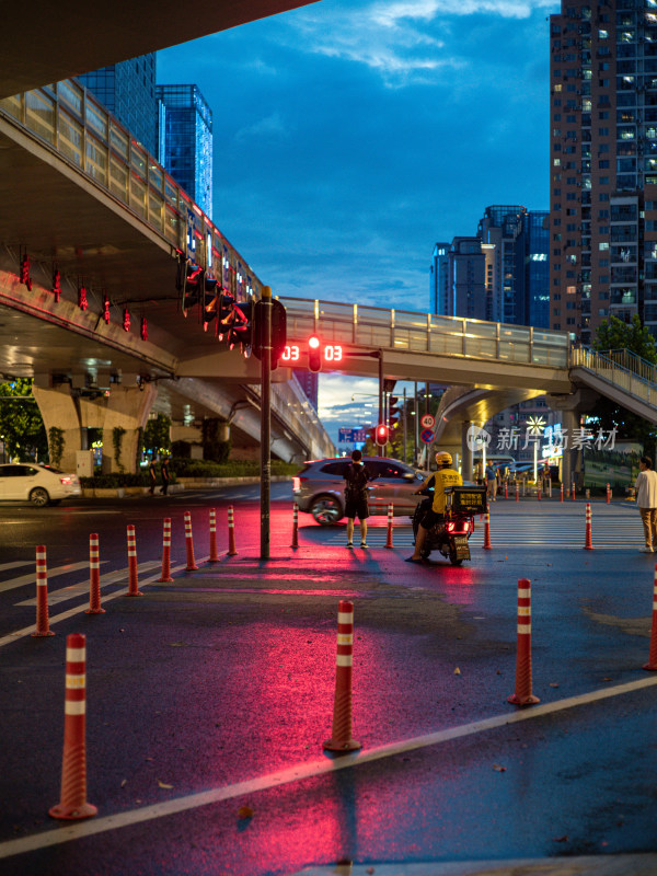 城市街头交通景象，红绿灯下的行人和车辆