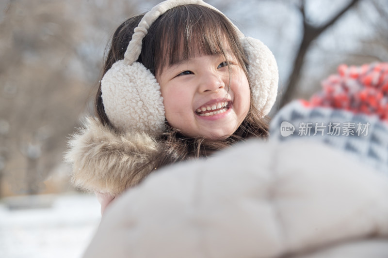 快乐的小女孩在雪地里玩耍