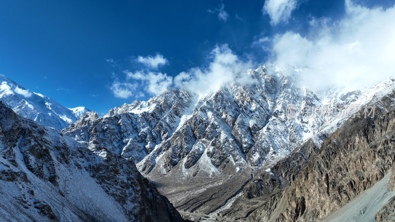 蓝天白云雪山高清摄影图