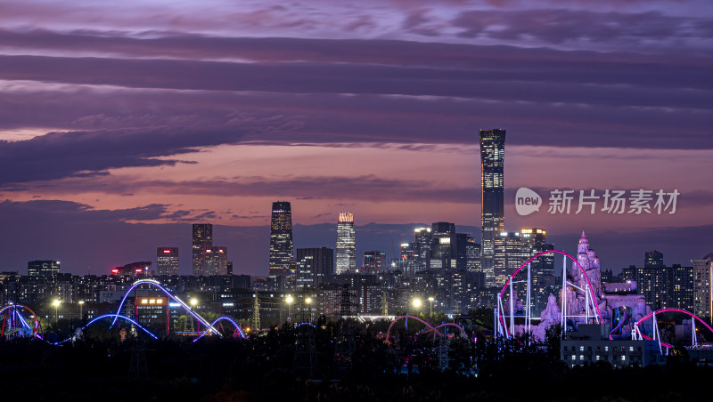 城市夜景下的游乐设施与高楼大厦