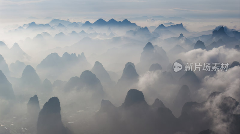 云雾缭绕的连绵山脉景观