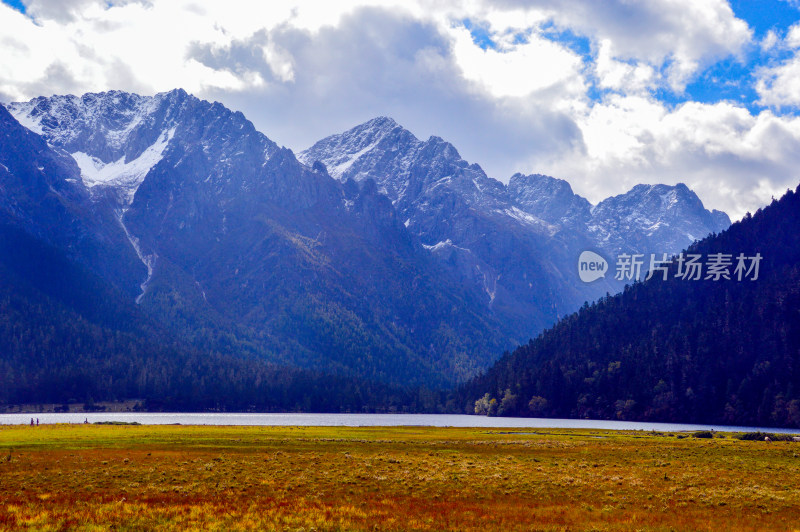 川西甘孜九龙伍须海湖泊雪山