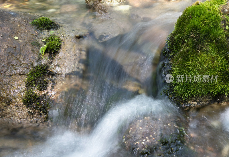 慢门拍摄夏季户外大山里流淌的溪流