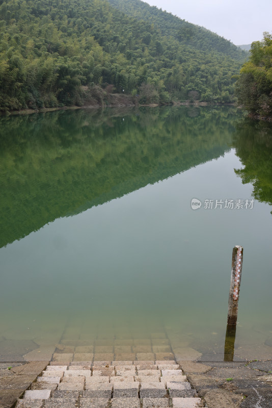 浙江湖州德清县上杨村静谧的湖光山色