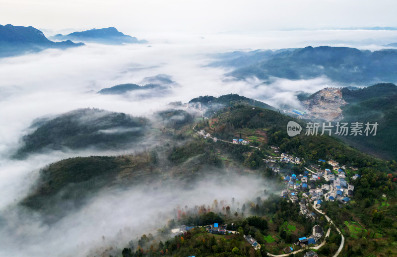 重庆酉阳：大龙村的枫叶红了