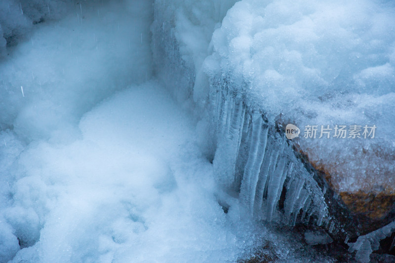 天气降温严重丽水一处景区出现的冰冻景观