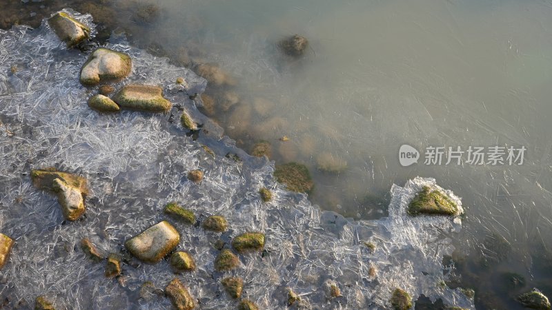 冬天冰雪覆盖的湖面