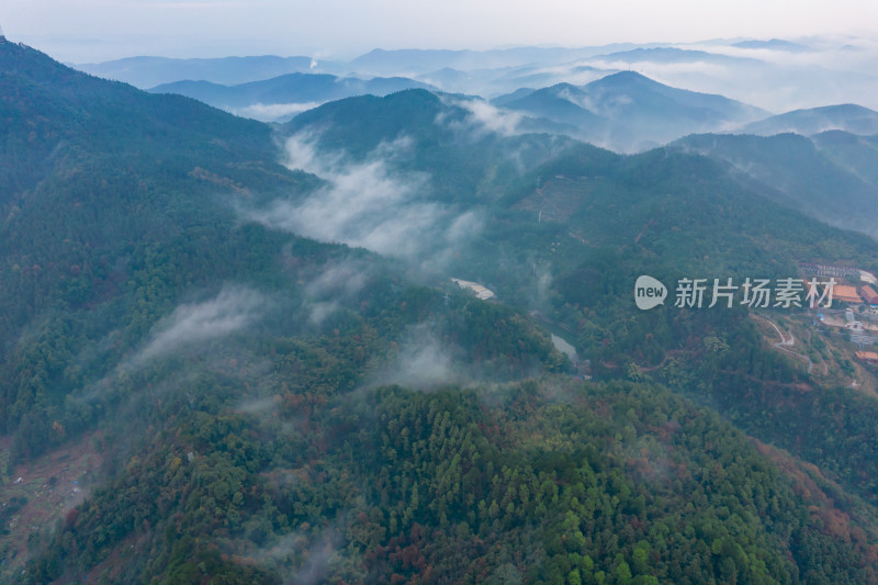 清晨山川云雾缭绕日出航拍摄影图