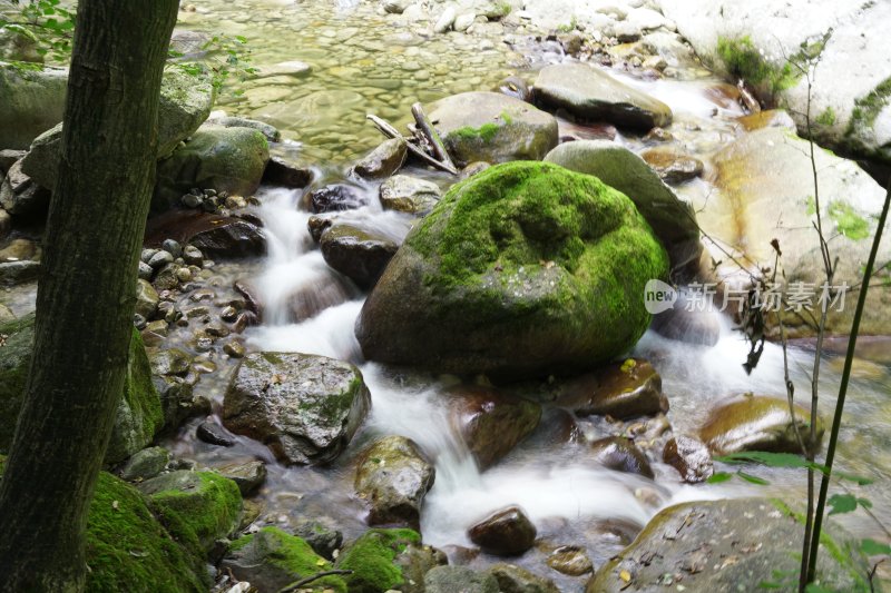 山间溪流