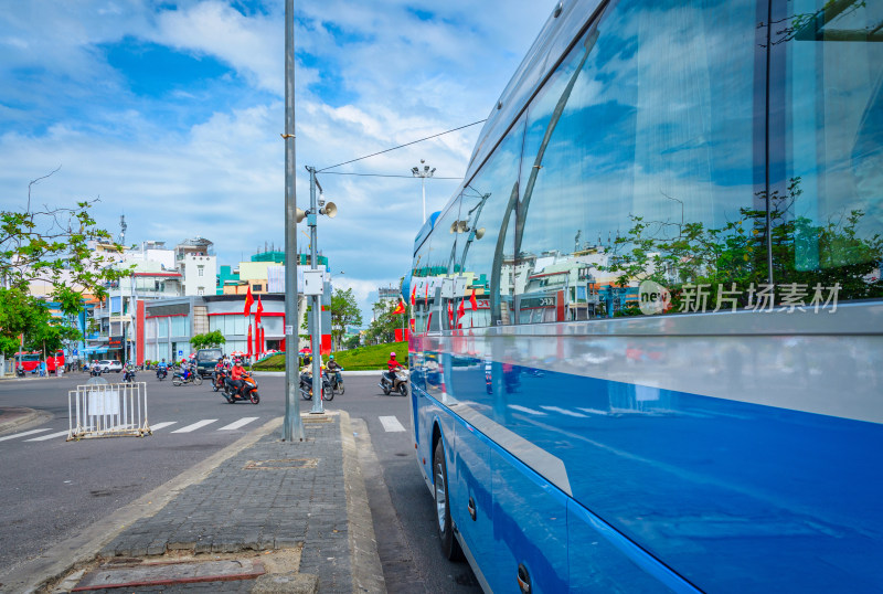 越南芽庄市区十字路口与旅游大巴车