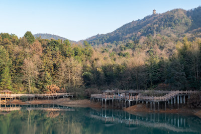 山林边湖水边的木质栈道风景