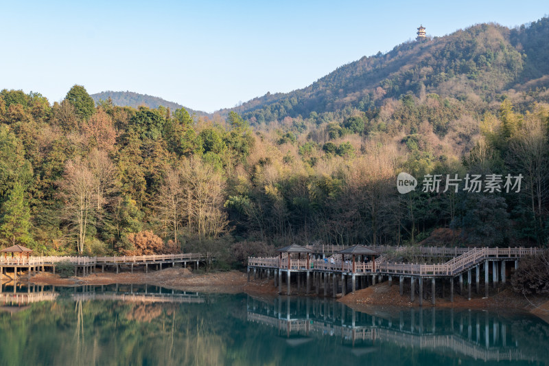 山林边湖水边的木质栈道风景